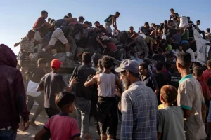 Πόλεμος στη Γάζα: Φορτηγό με τρόφιμα ανατράπηκε μέσα στο πλήθος – Σκοτώθηκαν 20 άνθρωποι