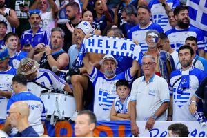 Eurobasket: Η όμορφη στιγμή που πρόσφεραν οι Έλληνες φίλαθλοι (βίντεο)