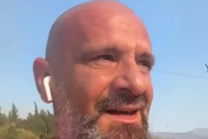 Σπάραξε ο Γρηγόρης Μπάκας on camera για τη φωτιά στη Φιλιππιάδα: «Ο πατέρας μου έφυγε, καίγονται σπίτια συγγενών μου»