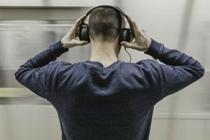 Γιατί είναι επικίνδυνο να δανείζετε τα ακουστικά σας σε άλλους