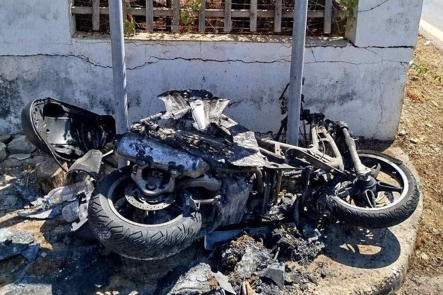 Χερσόνησος: Μηχανή άρπαξε φωτιά μετά από σύγκρουση με βαν (φωτογραφίες)