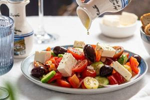 Σε ποιο ελληνικό εστιατόριο η χωριάτικη σαλάτα κοστίζει 24 δολάρια, τα φασόλια 52 και ο μπακλαβάς 19