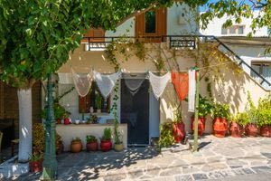 Από την Κρήτη έως την Καβάλα: Οι αυλές των ορεινών χωριών ξαναγεμίζουν το καλοκαίρι