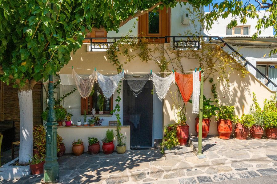 Από την Κρήτη έως την Καβάλα: Οι αυλές των ορεινών χωριών ξαναγεμίζουν το καλοκαίρι