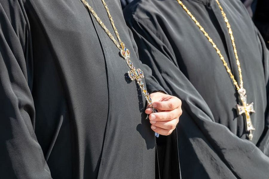 Παπαδιά επιτέθηκε στον παπά με το αυτοκίνητο, πιστεύοντας ότι έχει ερωμένη