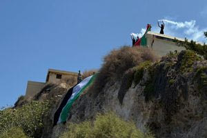 Στο λιμάνι του Ηρακλείου το κρουαζιερόπλοιο Crown Iris – Δεκάδες διαδηλωτές στο σημείο