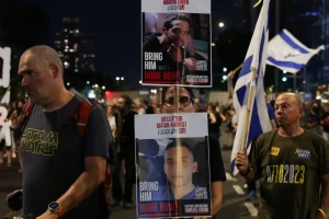 Οικογένειες ομήρων στο Ισραήλ διαδηλώνουν έξω από τα σπίτια υπουργών ζητώντας εκεχειρία στη Γάζα