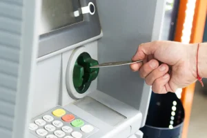 Δωρεάν αναλήψεις από ATM: Ποιες αλλαγές έχουν γίνει στις προμήθειες των τραπεζών