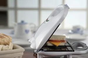 Το απίστευτο κόλπο για να διατηρείτε πάντα καθαρή την τοστιέρα σας