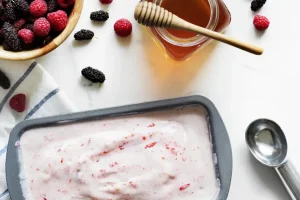 Παγωτό cheesecake με στραγγιστό γιαούρτι και μέλι