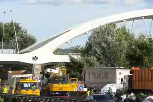 Ιταλία: Νταλίκα έπεσε σε οχήματα με αποτέλεσμα 3 νεκρούς και 15 τραυματίες