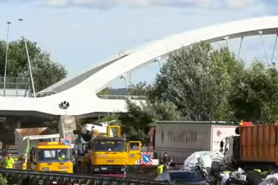 Ιταλία: Νταλίκα έπεσε σε οχήματα με αποτέλεσμα 3 νεκρούς και 15 τραυματίες