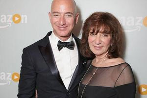 Πέθανε σε ηλικία 78 ετών η μητέρα του Τζεφ Μπέζος, μία από τις πρώτες επενδύτριες στην Amazon
