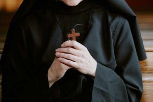 Χανιά: Συστηνόταν ως καλόγρια και πουλούσε θρησκευτικά είδη