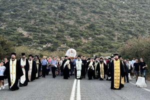 Παναγία Χαρακιανή: Λιτάνευση της Θαυματουργής εικόνας (ΦΩΤΟ)