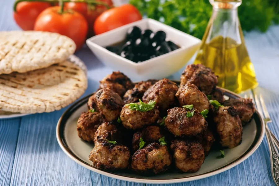 Πώς να φτιάξουμε τους τέλειους αφράτους και τραγανούς κεφτέδες