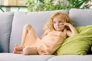 Γονείς: Πόσο να μας ανησυχήσει το παιδί που «βαριέται»; Ο ειδικός απαντά