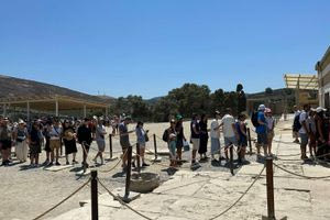 Μινωικό ανάκτορο Κνωσού: Ουρές επισκεπτών για την Αίθουσα του Θρόνου (φωτογραφίες)