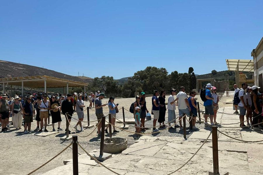 Μινωικό ανάκτορο Κνωσού: Ουρές επισκεπτών για την Αίθουσα του Θρόνου (φωτογραφίες)