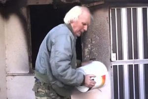 «Πάλευα με έναν κουβά να σώσω το σπίτι μου» λέει κάτοικος στη Φιλιππιάδα