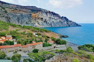 Παναγίες της Κρήτης: Στη Μονή Κουδουμά “συναντάς” την ψυχή σου αγναντεύοντας τη θάλασσα