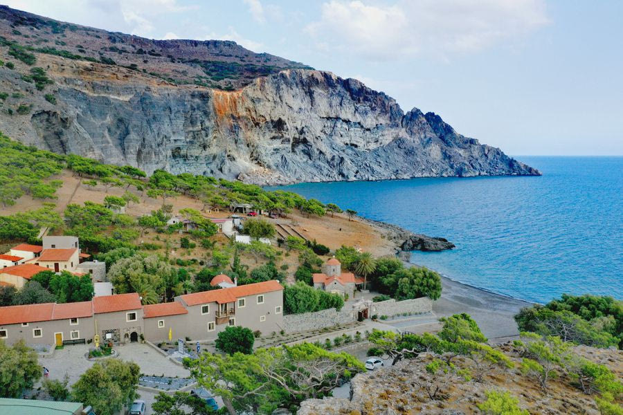 Παναγίες της Κρήτης: Στη Μονή Κουδουμά “συναντάς” την ψυχή σου αγναντεύοντας τη θάλασσα
