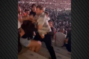 ΗΠΑ: Άγριο ξύλο σε συναυλία στην Καλιφόρνια – Την άφησε αναίσθητη από τα χτυπήματα και έτρεξε να κρυφτεί