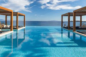 Η TUI θέλει ανοιχτά ξενοδοχεία στην Κρήτη μέχρι το Νοέμβριο – Χιλιάδες τουρίστες και το φθινόπωρο