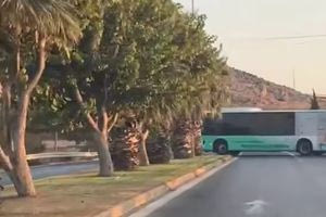 Ηράκλειο: Αναστροφή λεωφορείου ενώ δίπλα περνούν αυτοκίνητα – Δείτε το βίντεο