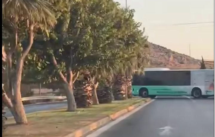 Ηράκλειο: Αναστροφή λεωφορείου ενώ δίπλα περνούν αυτοκίνητα – Δείτε το βίντεο