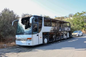 Ηράκλειο: Γνωστός επιχειρηματίας δίνει κατάθεση για τον εμπρησμό σε λεωφορείο