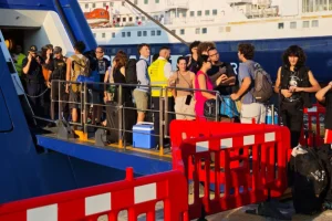 Άναψαν τα αίματα στον Πειραιά – Επιβάτες εμπόδισαν τον απόπλου πλοίου για Κυκλάδες όταν τους απαγορεύτηκε η επιβίβαση