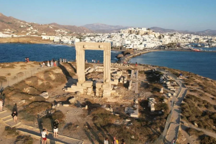 Βγαίνει το συρματόπλεγμα από την Πορτάρα – Ο Δήμος Νάξου κέρδισε τα ασφαλιστικά μέτρα