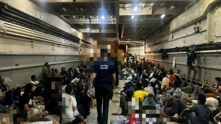 Ηράκλειο: Αποφασισμένοι να μην επιτρέψουν τον απόπλου του αρματαγωγού με τους μετανάστες οι αστυνομικοί