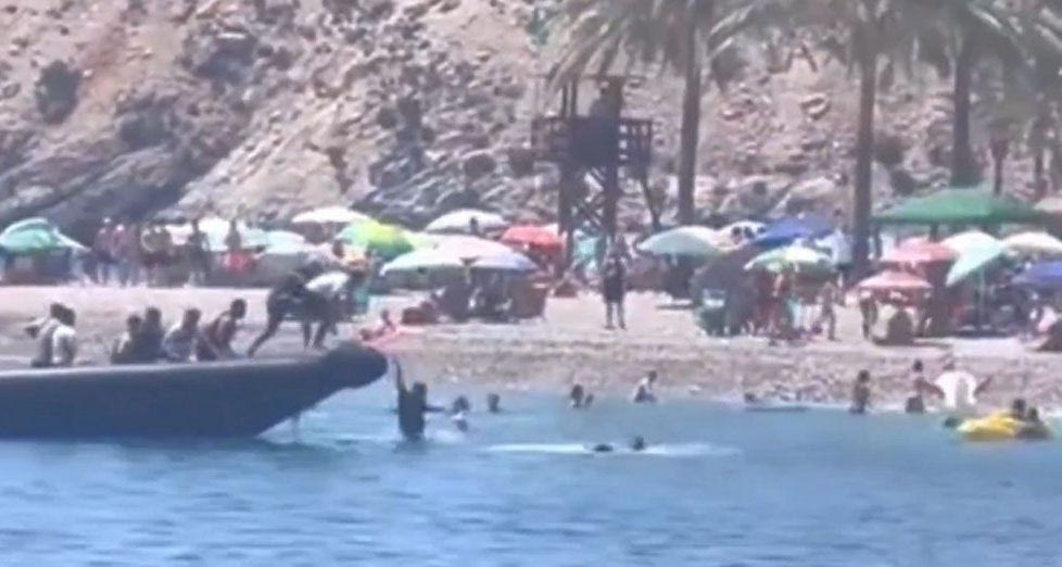 Ισπανία: Κυνήγησαν μετανάστες που μόλις είχαν φθάσει σε παραλία της Γρανάδα