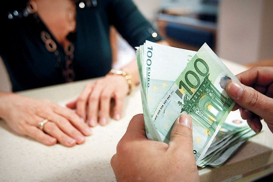 Γυναίκες και εργασία: Πληρώνονται 200 ευρώ τουλάχιστον λιγότερο από τους άντρες