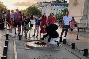 Γαλλία: Αφαίρεση της άδειας παραμονής σε μετανάστη που άναψε τσιγάρο στον “Άγνωστο Στρατιώτη”