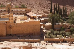 Μονή Σινά: Πραξικοπηματίες μοναχοί επιχειρούν να σπάσουν τις πόρτες και να καταλάβουν το μοναστήρι