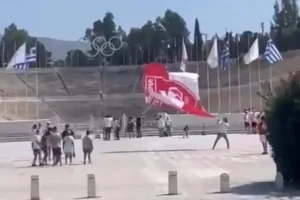 Σάμσουνσπορ: Οπαδός της τουρκικής ομάδας σήκωσε σημαία της στο Καλλιμάρμαρο