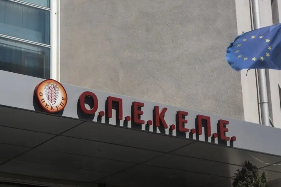 ΟΠΕΚΕΠΕ: Από «κόσκινο» αρχεία και έγγραφα μετά την έφοδο της Αρχής για το «ξέπλυμα χρήματος»