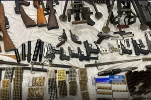 Αυτό είναι το τεράστιο οπλοστάσιο του απόστρατου στο Κιάτο -Πάνω από 170 όπλα, μαχαίρια και σπαθιά [εικόνες]