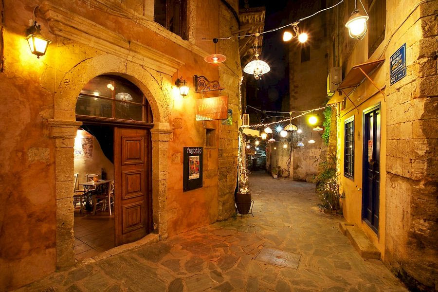 Χανιά: «Σούφρωσαν» ρούχο από κατάστημα στην παλιά πόλη (βίντεο)