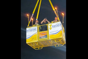 Τα κλαρίνα… προσγειώθηκαν με γερανό στην σκηνή (βίντεο)