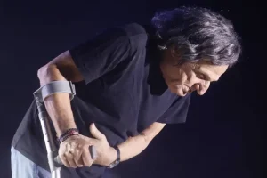 Βασίλης Παπακωνσταντίνου: Με πατερίτσες σε συναυλία του στο Ναύπλιο