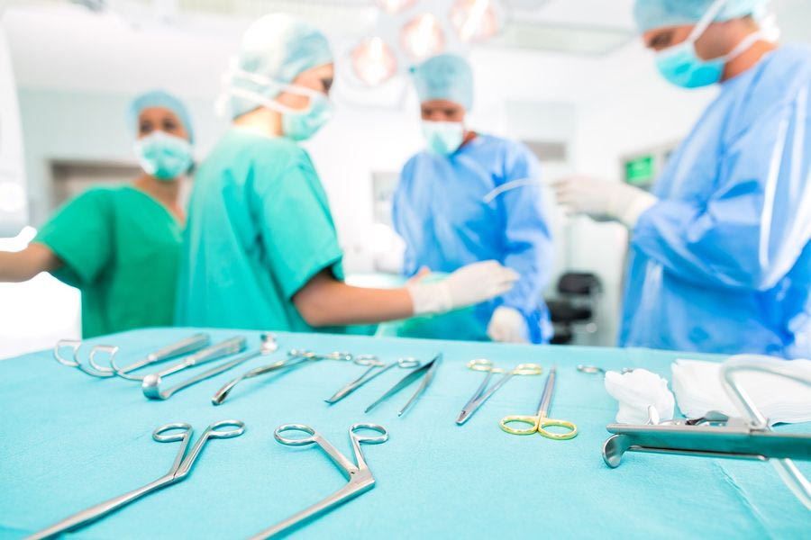 Τα «εντέλλεσθε» Παπαβασιλείου έφεραν την πρώτη παραίτηση χειρουργού