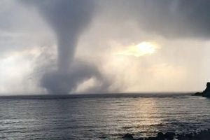 Ιταλία: Ξαφνικός ανεμοστρόβιλος σε παραλία ξεσήκωσε ομπρέλες και ξαπλώστρες (video)