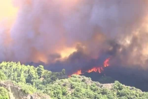 Εκκένωση 15 οικισμών στην Αχαΐα, 112 για απομάκρυνση σε Χίο και Πρέβεζα – Μαίνονται οι μεγάλες φωτιές σε Άρτα και Βόνιτσα
