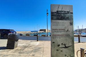 Η ταλαιπωρημένη όψη μιας πινακίδας στην «βιτρίνα» της πόλης (φωτογραφίες)