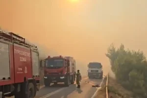 Φωτιά στην Ζάκυνθο: Μήνυμα του 112 για εκκένωση των περιοχών Κερί και Αγαλάς – «H φωτιά είναι δίπλα σε σπίτια»