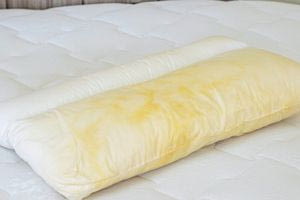 ﻿Κιτρινισμένα μαξιλάρια: Αυτή η μυστική συμβουλή θα τα κάνει ξανά λευκά